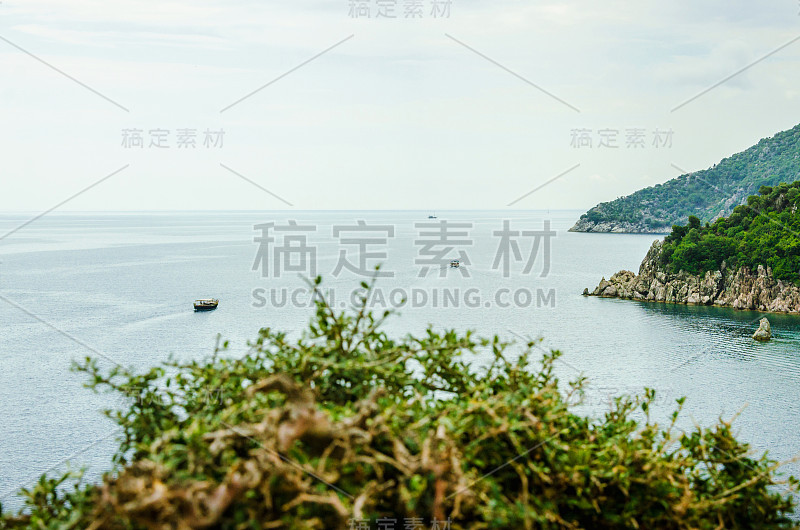 岛上的海洋和岩石夏季休息的全景背景山在海湾蓝色平静的心情度假野生自然旅游旅游班轮马尔马里斯，土耳其I