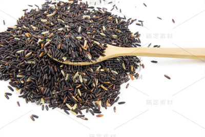 白底木勺里的米莓