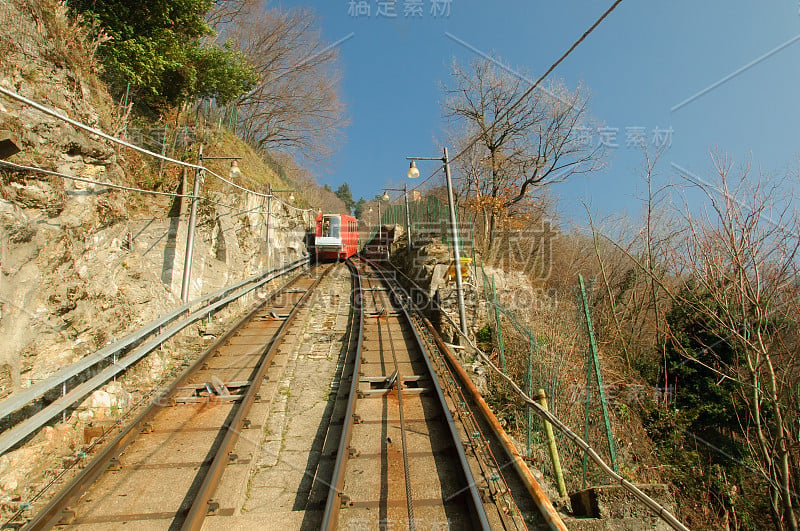 布鲁纳特或索道铁路-一个可爱的小火车