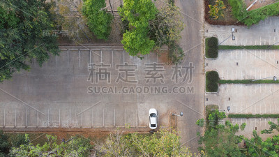 无人机俯瞰汽车停车场区域。市里的露天停车场