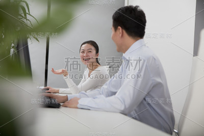 商业伙伴在办公室讨论