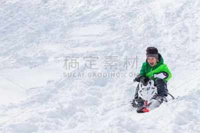 男孩们骑着雪橇，在雪地上滑行