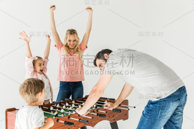 家人玩桌上足球