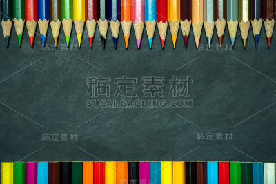 彩色铅笔在黑板的背景上。
