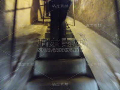 走上狭窄的石阶