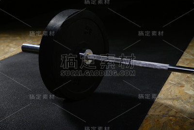 杠铃躺在地板上