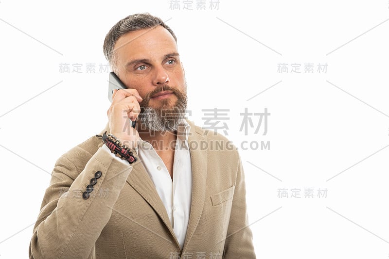 男人穿着时髦的休闲衣服对着智能手机说话