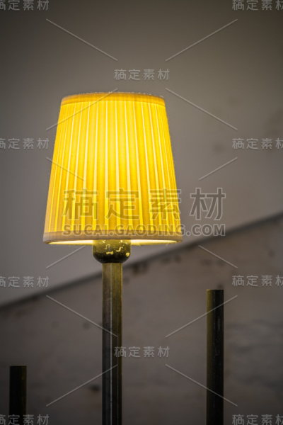 黄色灯的特写。黄光垂直视图