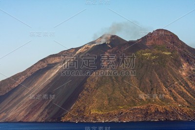 美丽的火山岛与绿色植被在地中海晴朗的日子
