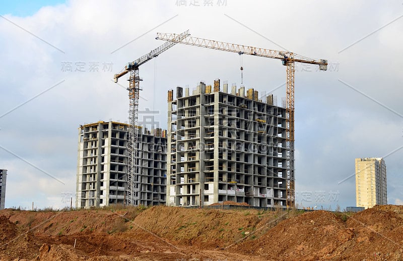 塔吊在建筑工地上建造一座新的住宅楼