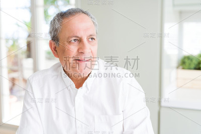 帅老男人微笑自信