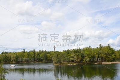 在加拿大和美国边境的湖泊或河流和树木