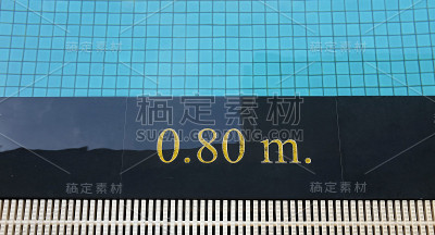 游泳池边。