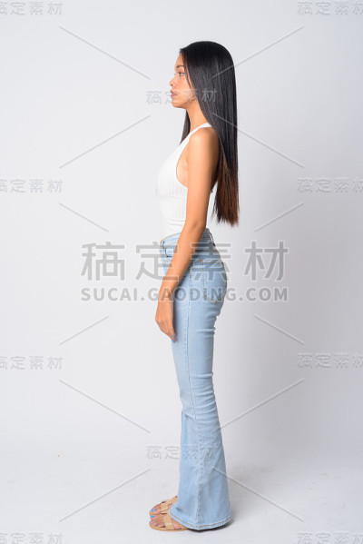 年轻美丽的亚洲女人的全身镜头侧面视图
