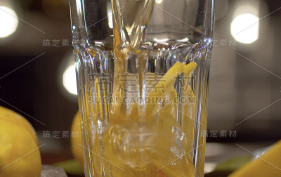 冰茶倒入杯中