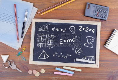数学公式、教育和知识概念。木制办公桌上的黑板