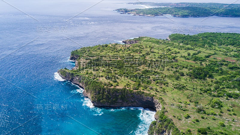 风景在破碎的海滩Nusa Penida，印度尼西亚天使的BillaBong海滩。热门旅游胜地巴厘岛