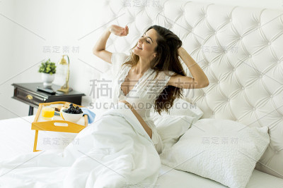 床上的女人