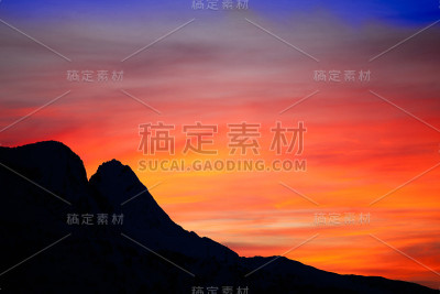 日落时高山的剪影