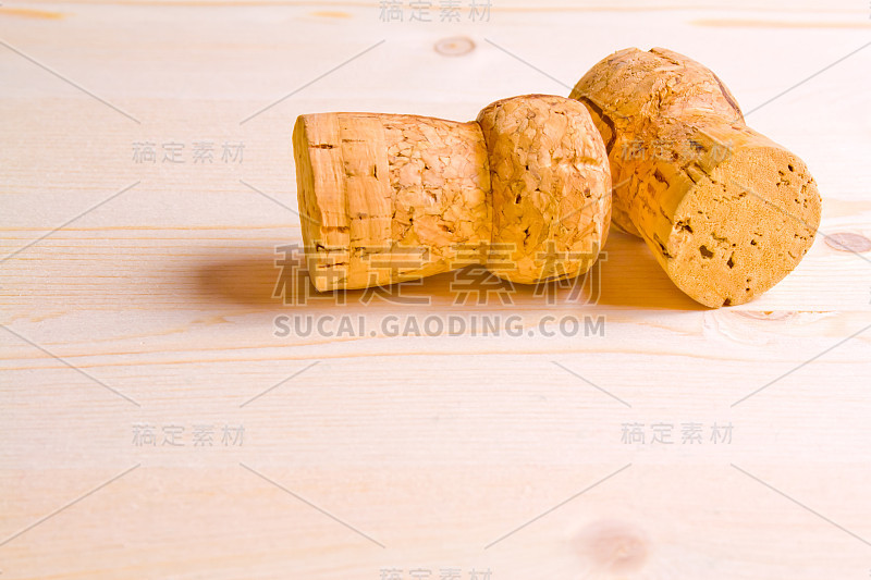 旧木头上的两个软木