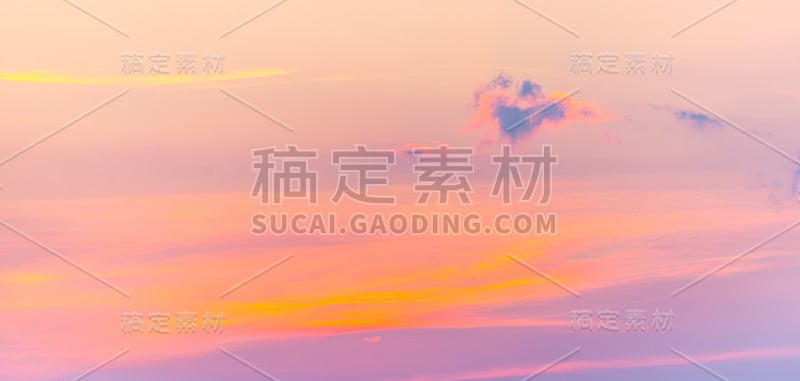 美丽多彩的日落与戏剧性的云彩和阳光照耀