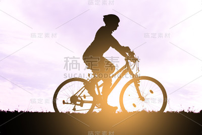 黎明时分骑自行车的人的剪影。