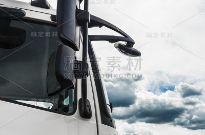在暴风雨的天空背景下，卡车的驾驶室