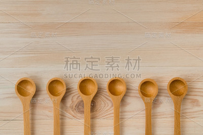 一套木制汤匙在木制背景，复制空间