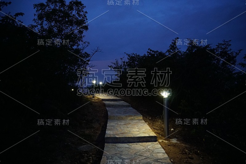 照亮道路，深蓝色的天空