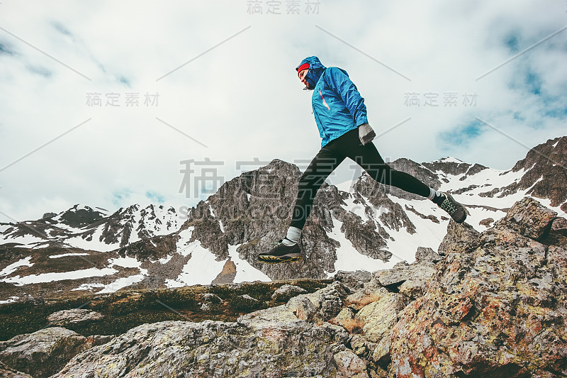 积极的人在山上跑步，旅行，冒险，健康的生活方式概念，度假，运动员，跳伞运动