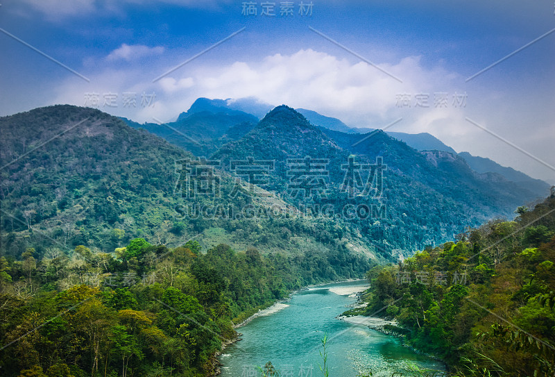 位于印度不丹边境的马纳斯国家公园，山上的湖泊是美丽的风景