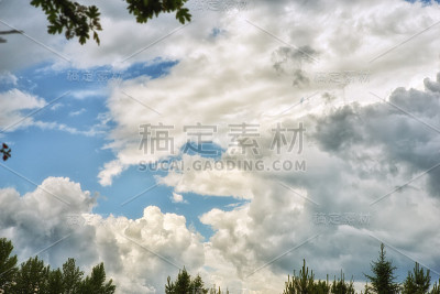 暴风雨前的天空。