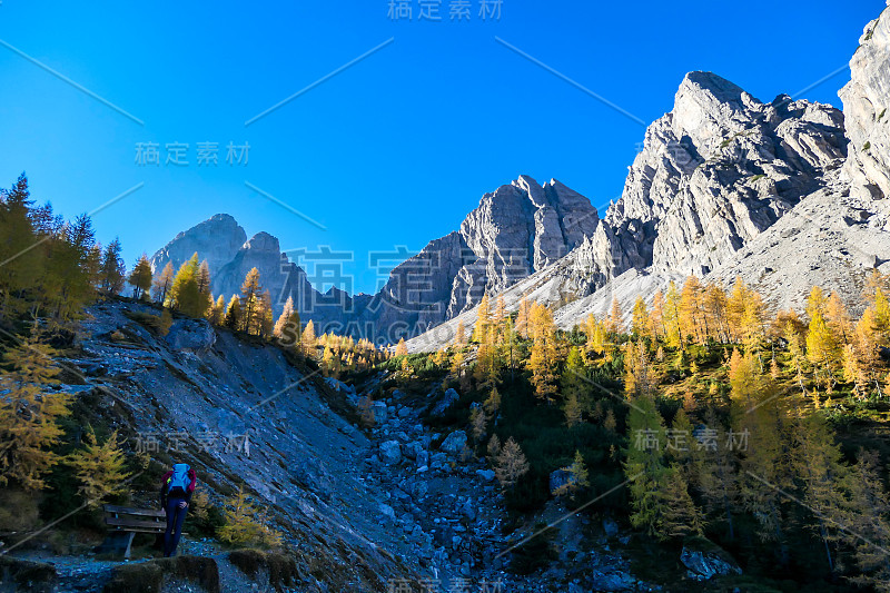 Grosse Gamswiesenspitze——一个女孩在阿尔卑斯山徒步旅行时正在休息