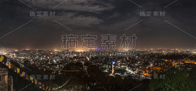 加德满都城市的全景在夜间照明。