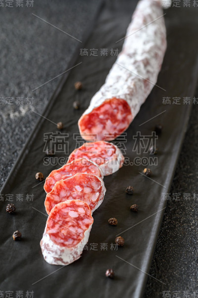 Fuet在上菜盘上