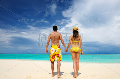 一对夫妇在马尔代夫的海滩上