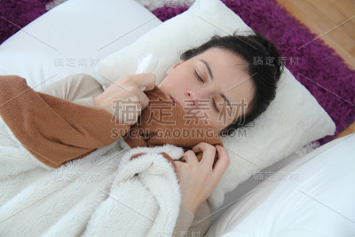 躺在床上的年轻妇女