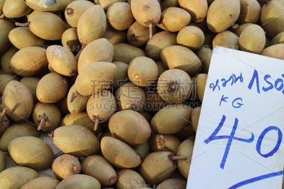 泰国市场上的新鲜皂荚