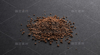 黑色背景上的可可粉堆