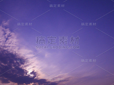 天空有戏剧性的多云日落和太阳