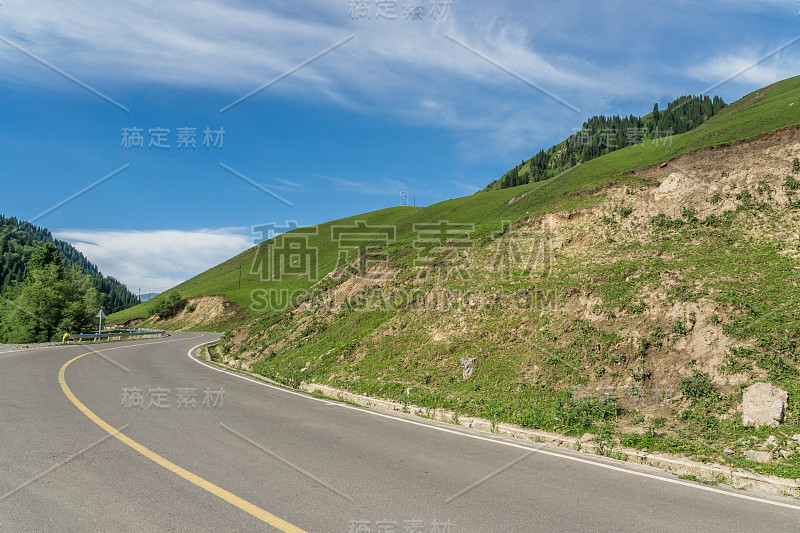 高速公路与山区和草原在中国新疆，在夏季