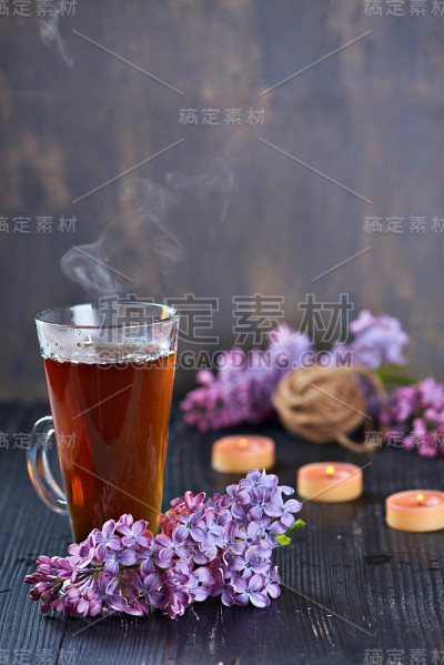 在背景上倒健康茶和蜡烛