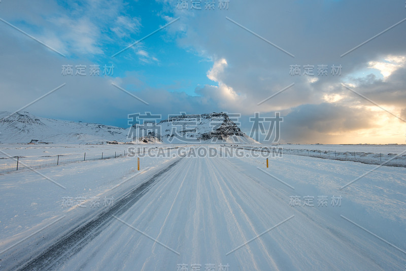 冬季早晨环绕冰岛的高速公路。山路上的冒险之旅