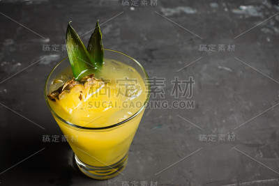 甜迈泰鸡尾酒，菠萝和朗姆酒