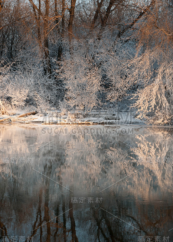 河边冬天下雪了