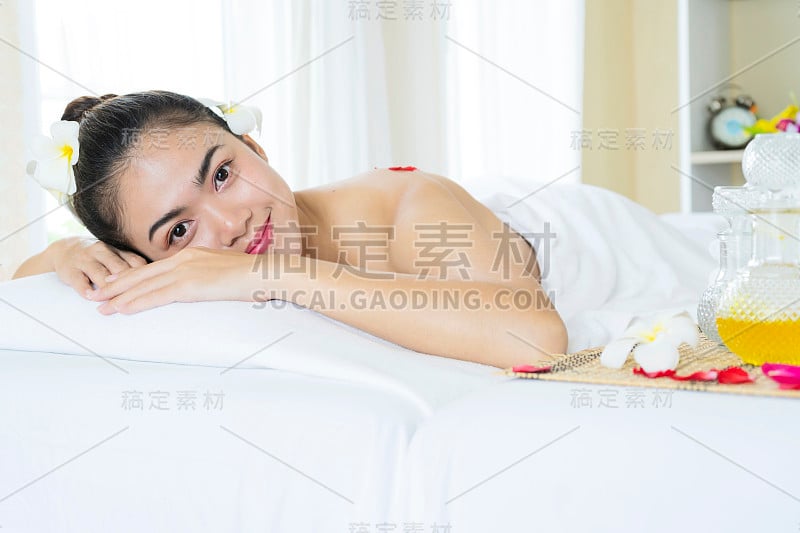 一位正在做背部按摩的美女