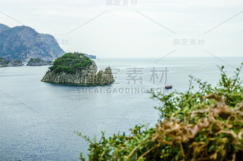 荒岛在大海和岩石的夏季全景休息在海湾的背景山蓝色平静的心情在度假的野生自然