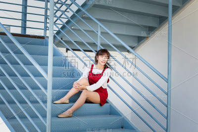 穿红围嘴的女孩