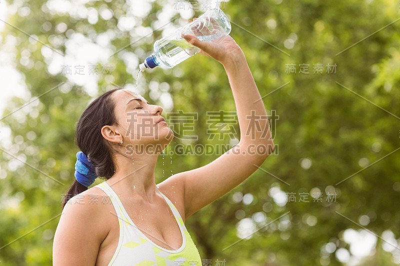 漂亮的黑发姑娘往自己身上浇水