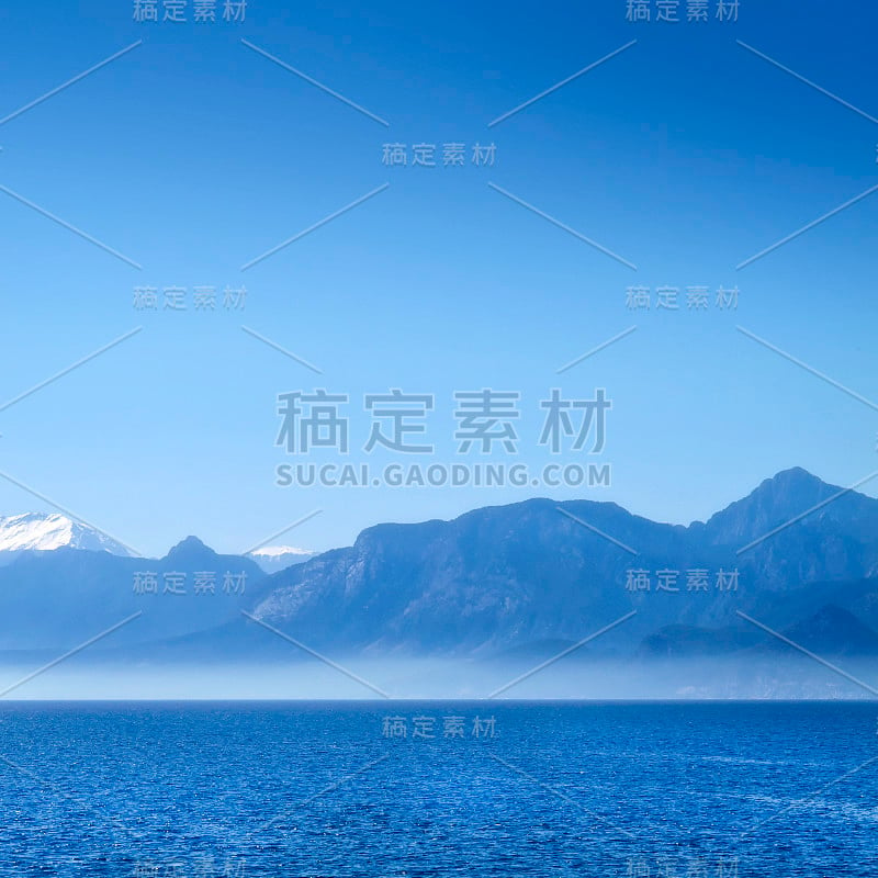 安塔利亚清澈的天空之上的高山